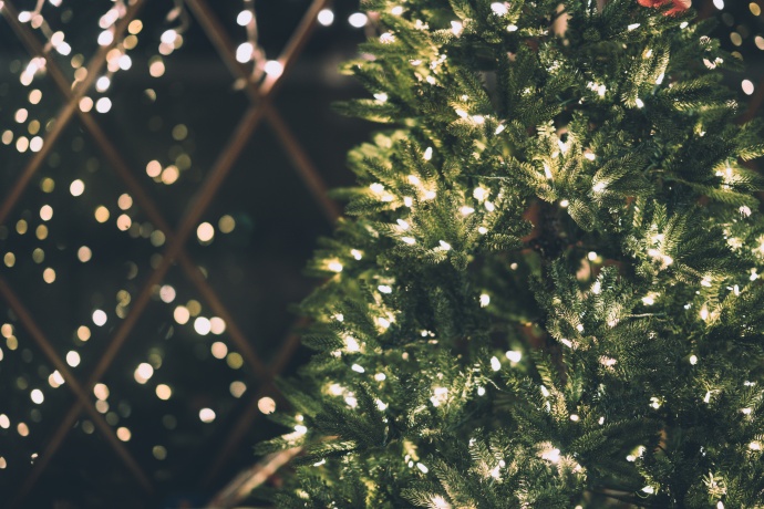 Detalle del arbol de navidad con luces