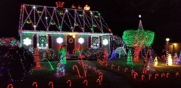 Maison avec des décorations de Noël en plein air