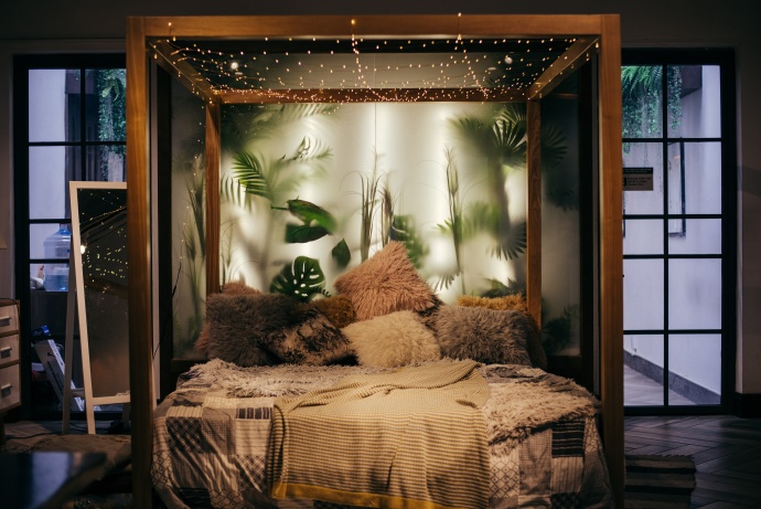 Cama con luces navideñas