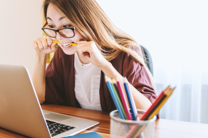 Mujer joven frente a la computadora