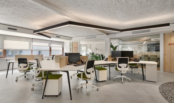 Grande moradia com neve no chão e telhado 