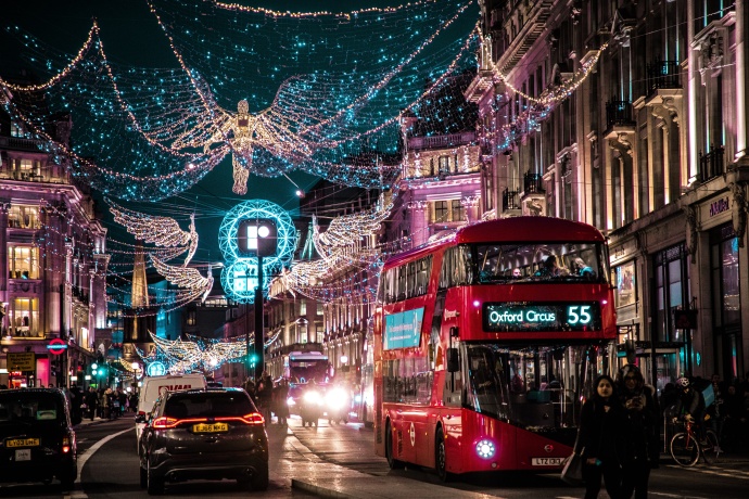 Calle de Londres iluminada con luces navideñas