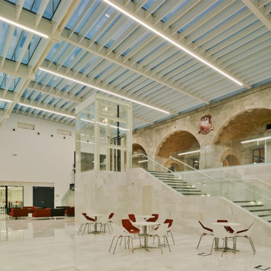 Átrio da Universidade de Gibraltar com iluminação Tromilux