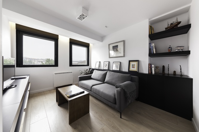 Sala de estar moderna com iluminação Tromilux