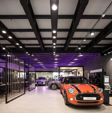 Carro da marca Mini no stand Caetano Baviera iluminado por produtos de iluminação da marca Tromilux Carro Mini iluminado por produtos Tromilux