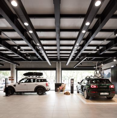 Stand Caetano Baviera com carros da marca Mini iluminados por produtos da marca Tromilux Stand com carros marca Mini