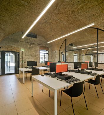 Zona de estudo com iluminação Tromilux