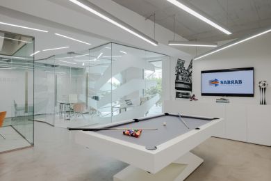 Espace billard dans le bureau Sabrab avec produits Tromilux
