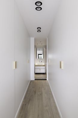 Corredor com iluminação Tromilux