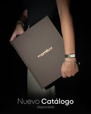 imagem de pessoa a pegar no catalogo tromilux 2025