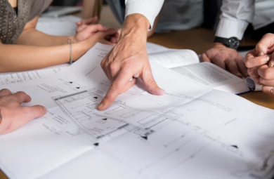 Equipo de diseño con blueprint
