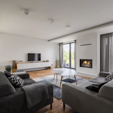 Salón con TV y chimenea