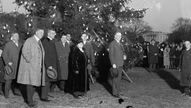 Le président Calvin Coolidge et l'arbre de Noël illuminé