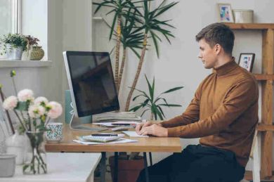 Homme au bureau à l'ordinateur