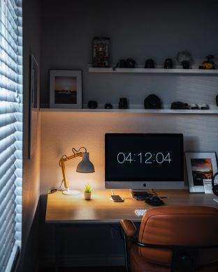 Escritório em casa com computador e secretária Escritório em casa com computador e secretária
