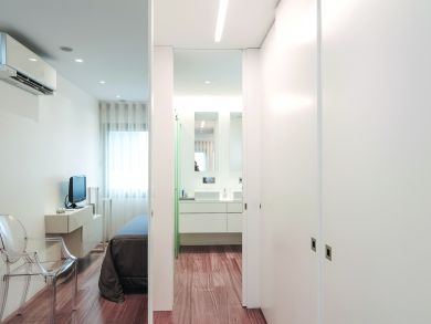 Quarto com suite com espelho iluminado