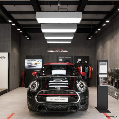 Carro mini no stand Caetano Baviera iluminado por produtos da marca Tromilux Carro mini iluminado pela Tromilux