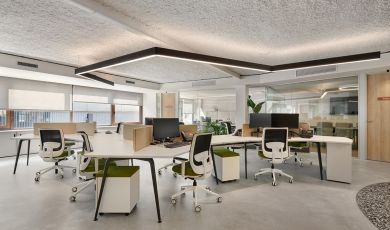 Grande moradia com neve no chão e telhado 