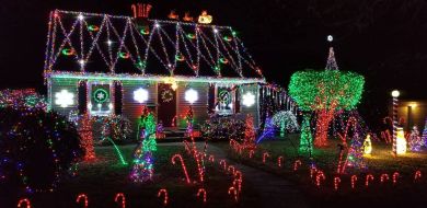 Maison avec des décorations de Noël en plein air