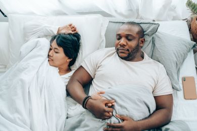 Jeune couple dormant dans son lit