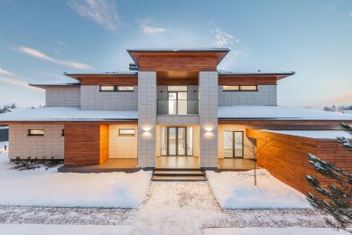 Casa grande con nieve en el suelo y techo Casa grande con nieve en el suelo y techo